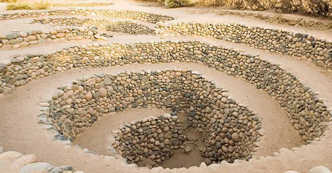 Khám Phá Những Hố Xoắn Ốc Đầy Bí Ẩn Trên Sa Mạc Peru