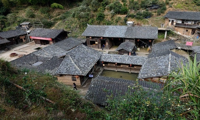 Xung quanh làng có những cánh rừng rậm rạp cùng không khí trong lành. Xung quanh làng có những cánh rừng rậm rạp cùng không khí trong lành.