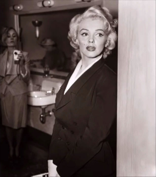 Người phụ nữ phía sau Marilyn Monroe cầm máy ảnh hiện đại.