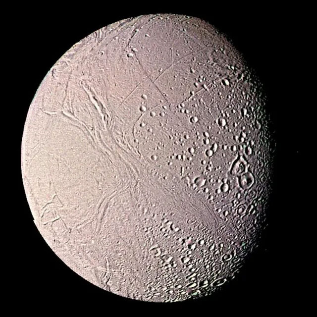 Enceladus, một trong những mặt trăng của sao Thổ, được nhìn thấy bởi Voyager.
