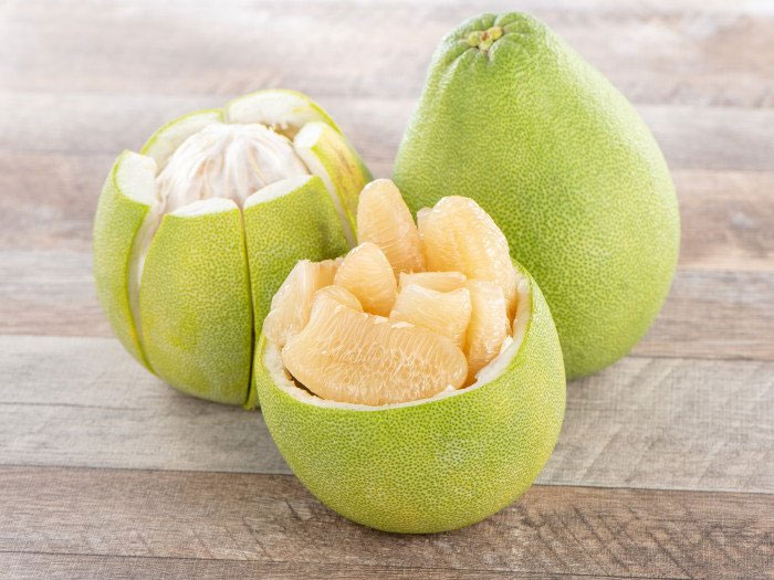 qua-buoi-1 Bưởi giúp cơ thể hấp thụ canxi và sắt, rất có lợi cho sức khỏe.