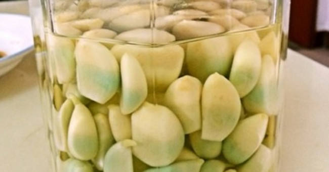 Tỏi Ngâm Dấm Chuyển Màu Xanh: Đừng Lo Ngại Về An Toàn