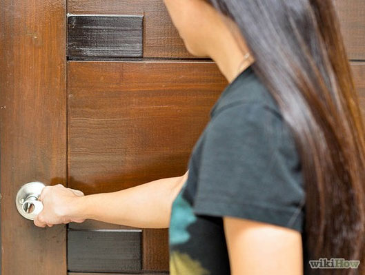 Hãy đóng cửa lại để bảo vệ ngọn lửa không bén vào phòng Cách Thoát Thân An Toàn Khi Xảy Ra Hỏa Hoạn