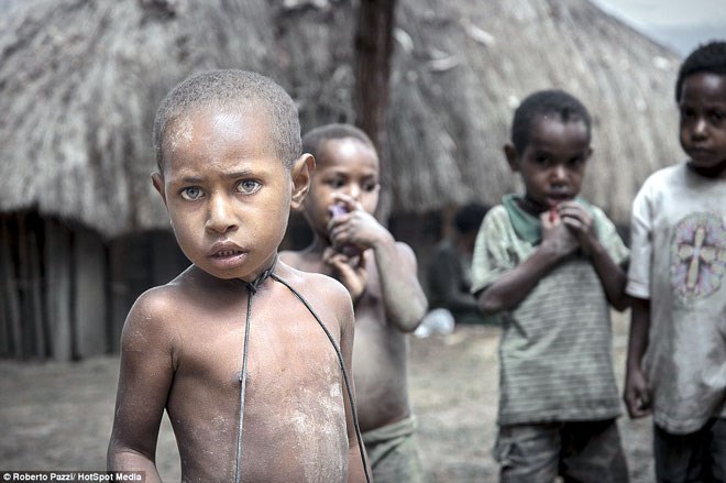 Trẻ em Bộ lạc sống kiểu “ăn lông ở lỗ” ở Indonesia