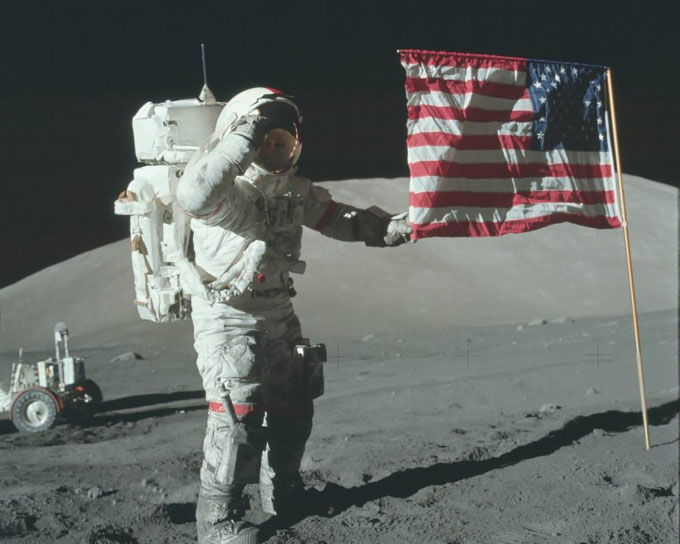 Phi hành gia Eugene Cernan cắm lá cờ Mỹ trên Mặt Trăng trong nhiệm vụ Apollo 17.
