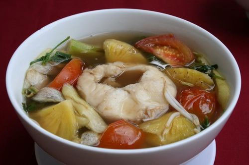 Món canh cá nấu chua hương vị tuyệt vời nhờ vỏ bứa.
