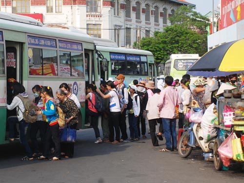 Không nên đi dép xỏ ngón khi sử dụng phương tiện giao thông