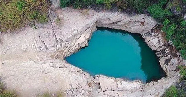 Khám Phá Hồ Ba Đinh: Vùng Nước Sâu Kỳ Lạ Nơi Dân Làng Đồn Thổi