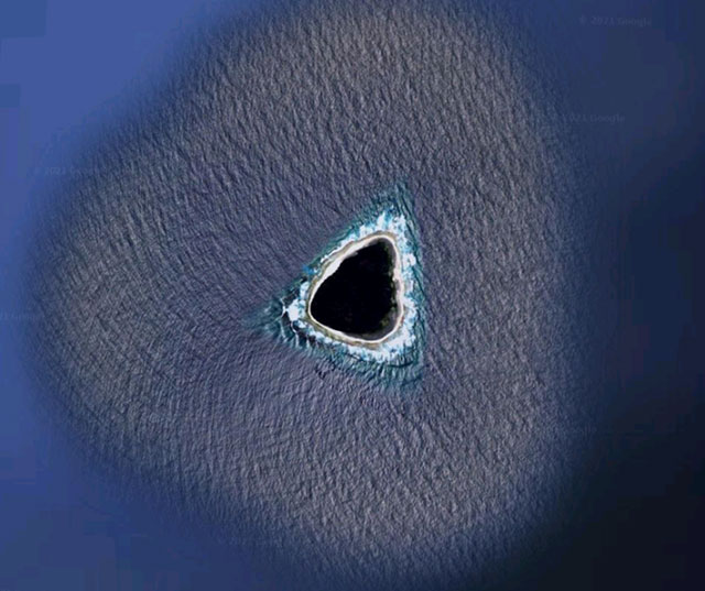 ho-den-giua-thai-binh-duong Hình ảnh 'hố đen' giữa Thái Bình Dương được tìm thấy bằng Google Earth.