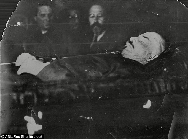 Thi hài của Vladimir Ilyich Lenin được ướp theo chính sách của Stalin khi ông mất ở tuổi 53 vào năm 1924 Tại sao thi hài Lenin trông ngày càng tươi tắn hơn?