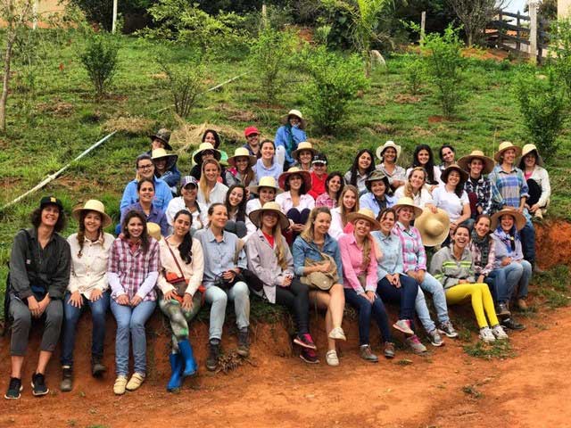 nguoi-dan-thi-tran-noiva-do-cordeiro-3 Thành viên trong cộng đồng hỗ trợ lẫn nhau trong cuộc sống.