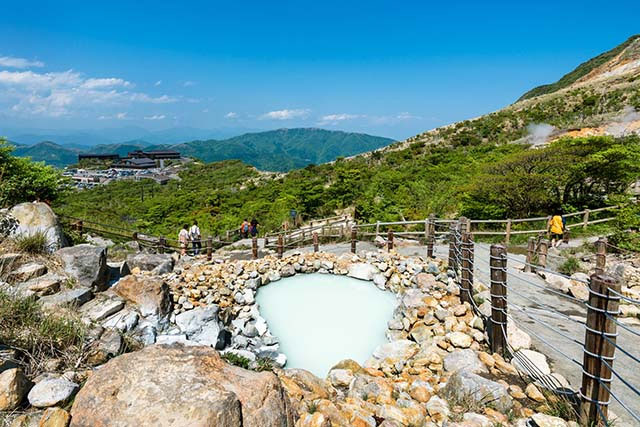 suoi-nuoc-nong Nơi đây thu hút khách du lịch với những quả trứng đen kỳ lạ