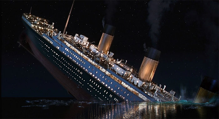 tau-titanic Tàu Titanic chìm xuống biển.