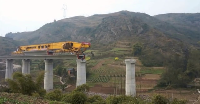 SLJ900/32: “Quái vật sắt” 580 tấn rút ngắn thời gian lắp cầu trong vài ngày