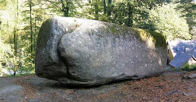 Tảng đá Trembling ở Huelgoat: Vì sao khối 137 tấn vẫn nhúc nhích dưới tay du khách