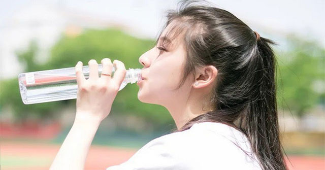 Uống quá nhiều nước: những rủi ro bạn cần biết và ai nên thận trọng